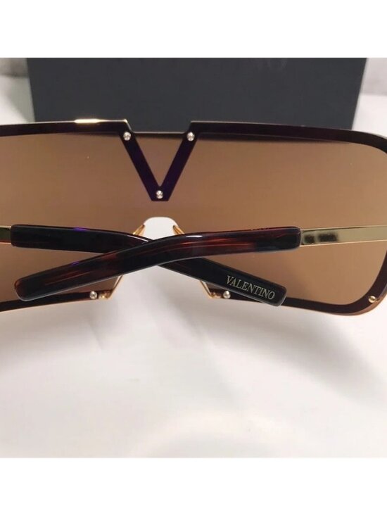 New Authentic Valentino V-Romask Oversized Sunglasses – Light Gold Titanium, Uni main image 10